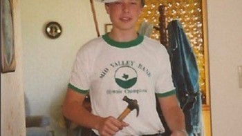 Pengalaman yang buruk itu membuat Elon akhirnya meninggalkan Afrika Selatan. Umur 18 tahun dia pindah ke rumah pamannya di Montreal, Kanada dan mendapat kewarganegaraan di sana. Pasca pindah, ia pernah membersihkan sampah gandum di peternakan, memotong katu hingga jadi tukang bersih-bersih di pabrik kayu. Foto: Instagram/elonmusk