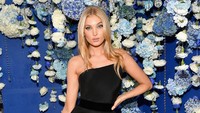 Ia tampil serba hitam dengan dress semi transparan. Dia Dipasupil/Getty Images for Fragrance Foundation
