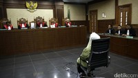 Siti Fadilah divonis 4 tahun penjara, denda Rp 200 juta, subsider 2 bulan kurungan. Siti terbukti bersalah melakukan tindak pidana korupsi dalam pengadaan alat kesehatan tahun 2005 dan menerima duit gratifikasi.