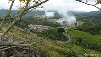 Lansekap hijau perbukitan Tenggamus, Lampung memperlihatkan Pembangkit Listrik Tenaga Panas Bumi (PLTP) 3 dan 4 Ulubelu.