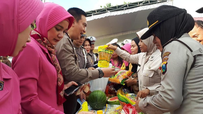 Anggota Polisi Serbu Bazar Ramadan Polrestabes Surabaya