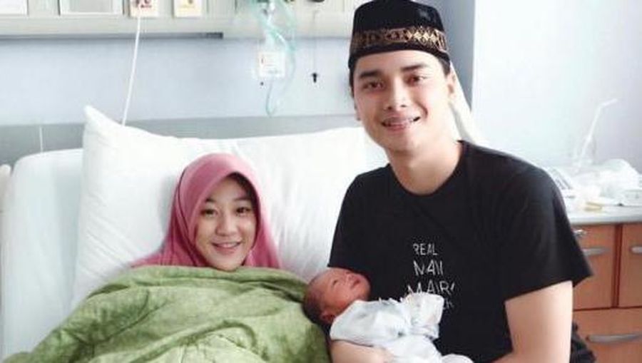 Gemas Menengok Bayi Laki Laki Buah Cinta Alvin Faiz Larissa Chou