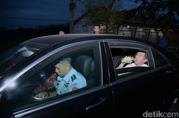 Momen Jokowi Buka Puasa Seadanya di Perjalanan Bersama Paspampres