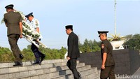 Djarot menaiki tangga Monumen Taman Makam Pahlawan (TMP) Kalibata untuk meletakkan karangan bunga.