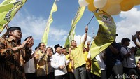 Ketua Umum Golkar Setya Novanto  didampingi Ketua Fraksi Golkar DPR Robert Kardinal (empat dari kiri), dan Ketua DPD Golkar DKI Jakarta Fayakhun Andriadi (tiga dari kanan) melepas balon sebagai tanda pelepasan dan pendistribusian zakat.