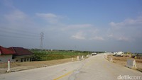 Begitu banyak orang yang hanya sekadar lewat atau nongkrong di tol baru ini. Tak dinyana sunset dari tol fungsional ini tak kalah dengan lokasi umum memburu matahari terbenam (Masaul/detikTravel)