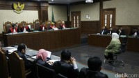Majelis hakim menyatakan, Siti terbukti menyalahgunakan kewenangan selaku menkes dan pengguna anggaran (PA) dalam kegiatan pengadaan alkes guna mengantisipasi kejadian luar biasa (KLB) tahun 2005 pada pusat penanggulangan masalah kesehatan (PPMK) Kemenkes.