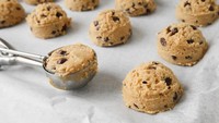 Selanjutnya ada makanan hits yang sempat menjadi kontroversi yakni adonan cookies mentah. Adonan ini disajikan seperti es krim. Tapi tren ini tidak sempat menghebohkan dunia. Foto: iStock