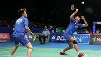 Di gim pertama, Tontowi/Liliyana mengalah Hafiz/Shela dengan skor 21-17.
