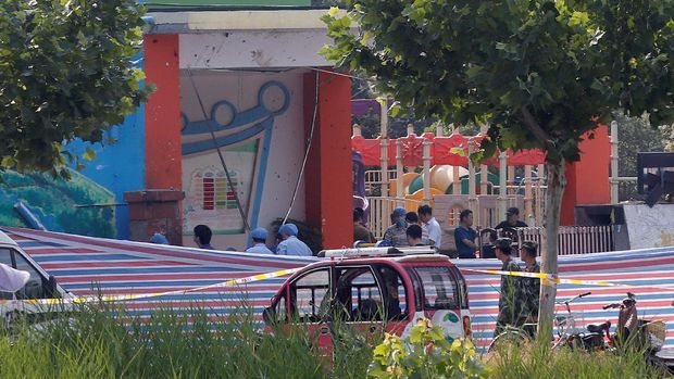 Petugas kepolisian masih menyelidik ledakan di dekat gerbang TK setempat