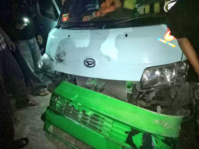 Pengemudi Mikrolet Tewas Setelah Bertabrakan dengan Sepeda Motor