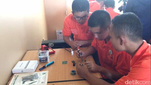 Pyoyek tempe ke luar angkasa.