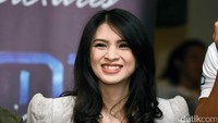 Senyuman manis yang membuat Donita tampak mempesona. Pool/Noel/detikFoto.
