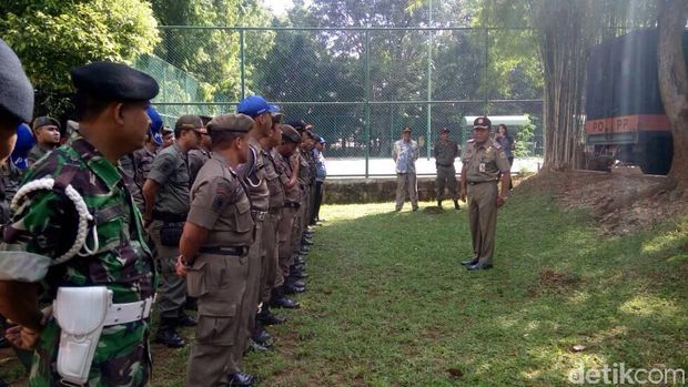  Satpol PP Kota Jakarta Timur dan Suku Dinas Sosial (Sudinsos) Jakarta Timur merazia sejumlah penginapan di Jakarta Timur, Jumat (16/6/2017).