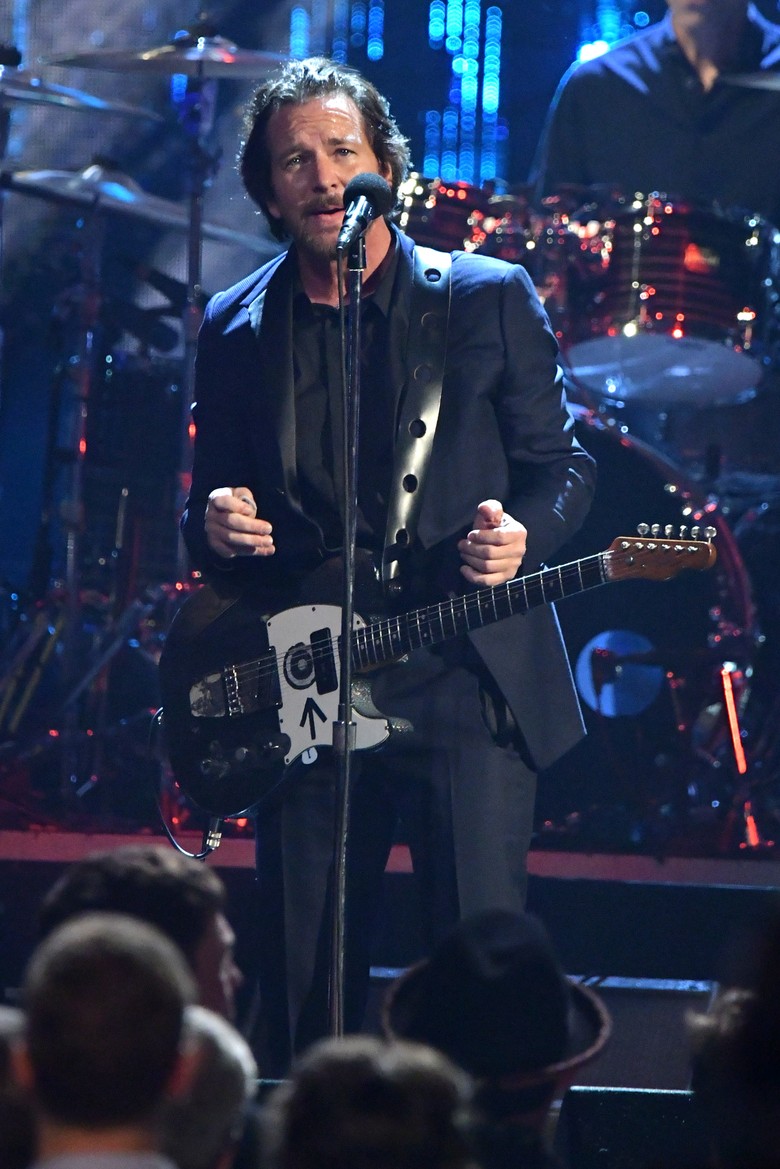Duh! Eddie Vedder Kehilangan Suara, Pearl Jam Batal Konser Duh! Eddie Vedder Kehilangan Suara, Pearl Jam Batal Konser