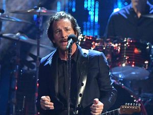 Duh! Eddie Vedder Kehilangan Suara, Pearl Jam Batal Konser