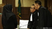 Atut berdiskusi dengan kuasa hukumnya.