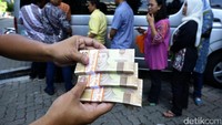 Uang pecahan rp 5.000 paling banyak diminati warga.
