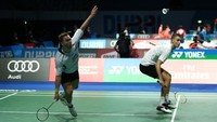 Ganda putra Denmark yang menjadi unggulan ketujuh Mads Conrad-Petersen/Mads Pieler Kolding gagal mengantisipasi permainan ganda Rusia Vladimir Ivanov/Ivan Sozonov. Conrad/Kolding dikalahkan juara All England 2016 itu dengan skor 16-21, 21-10, 20-22.  Foto: Warren Little/Getty Images (Saat tampil di BWF Dubai World Super Series 2016) 