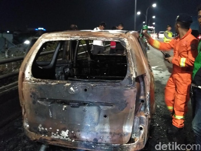 Mobil Terbakar di Flyover Galur Jakpus