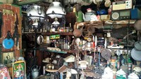 Harga barang-barang antik beragam. Mulai dari puluhan ribu rupiah, sampai jutaan rupiah. Kalau lebih jelasnya, silakan bertanya ke sang pedagang. Bisa ditawar juga lho traveler! (Wahyu/detikTravel) Harga barang-barang antik beragam. Mulai dari puluhan ribu rupiah, sampai jutaan rupiah. Kalau lebih jelasnya, silakan bertanya ke sang pedagang. Bisa ditawar juga lho traveler! (Wahyu/detikTravel)