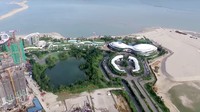 Namun demikian, di saat pembangunan besar yang tengah berlangsung ini terdengar menjanjikan, beberapa ahli justru khawatir kota ini bakal menjadi kota mati karena gagal menarik penghuni yang dibutuhkannya untuk menjadi kota metropolitan yang berkembang. Berbanding terbalik dengan jargon yang disematkan pada iklan tentang kota ini. Dok, SouthernCorridor Malaysia/YouTube.