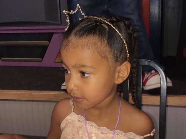 Keren Stylish Ini Gaya Makan North West yang Hobi Makan Es Krim dan Kue