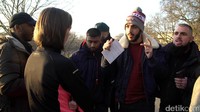 Ali adalah salah satu muslim yang memanfaatkan Speakers Corner ini untuk menjawab pertanyaan dari masyarakat non-muslim ataupun muslim tentang Islam. Ali tidak berdakwah sendiri. Ada 10-15 saudara muslim lainnya yang melakukan syiar di Hyde Park. Irfan Padli/TRANS7.