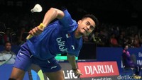 Tontowi berusaha mengembalikan smash-smash lawan.