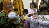 Atas bantuan bidan, putri bungsu Roy yang diberi nama Sari itu pun akhirnya terlahir dengan selamat meski beralaskan kardus bekas di gang sempit Tambora.