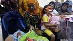 Mensos Temui Keluarga Joni-Isa yang Lahiran di atas Kardus Bekas