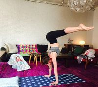 Salah satu gerakan yoga yang dilakukan Tara