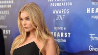 Elsa Hosk melengkapi penampilannya dengan pulasan lipstik pink. Nicholas Hunt/Getty Images for Fragrance Foundation