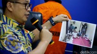 Bareskrim Polri menciduk pria berinisial MA atas kasus uang palsu, Rabu (14/6/2017) pukul 16.00 WIB. Pria 44 tahun itu kedapatan memproduksi uang palsu pecahan Rp 50.000 di rumahnya, Jalan Gunawan, Rajabasa, Lampung Selatan.