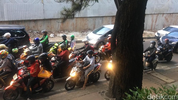 Jam Buka Puasa, Lalin di Lingkar Semanggi Macet Parah