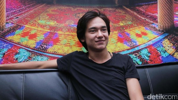 Lihat Senyuman Adipati Dolken Nggak Bikin Batal Puasa Kok