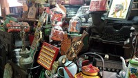 Kemudian ada juga yang menjual mesin ketik antik, sampai benda-benda hiasan lainnya. Kalau kamu suka barang-barang antik, pasti puas kalau jalan-jalan di Pasar Triwindu (Wahyu/detikTravel) Kemudian ada juga yang menjual mesin ketik antik, sampai benda-benda hiasan lainnya. Kalau kamu suka barang-barang antik, pasti puas kalau jalan-jalan di Pasar Triwindu (Wahyu/detikTravel)
