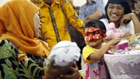 Khofifah juga sempat mengendong dan menanyakan kondisi bayi Sari, yang harus dilahirkan Isa di gang sempit dan beralaskan kardus di sebuah gang sempit. (Foto: Rachman Haryanto)