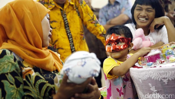 Mensos Temui Keluarga Joni-Isa yang Lahiran di atas Kardus Bekas