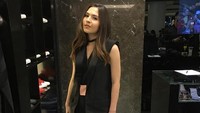 Olivia Jensen tampak cantik dengan busana serba hitam. Dok. Instagram/oliviajensen