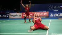 Anggia/Ketut merayakan kemenangan. Di perempatfinal nanti, Anggia/Ketut akan melawan ganda putri Thailand, Puttita Supajirakul/Sapsiree Taerattanachai. Mereka baru sekali melawan Puttita/Sapsiree, yaitu di Singapura Terbuka 2017, dan menelan kekalahan. 