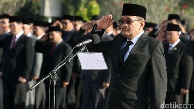 Djarot Pimpin Upacara Penghormatan di TMP Kalibata