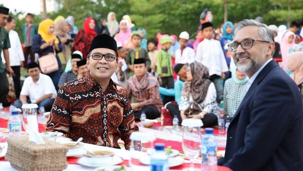 Duta Besar Inggris untuk Indonesia Moazzam Malik ikut berbuka puasa bersama di Pantai Losari, Makassar, Jumat (16/6/2017)