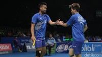 Tontowi Ahmad/Liliyana Natsir memastikan tempat di babak kedua usai mengalahkan ganda Rusia, Evgenij Dremin/Evgenia Dimova, 21-10, 21-12.  (Grandyos Zafna/detikSport)