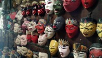 Ada juga kios yang menjajakan topeng-topeng yang terbuat dari kayu. Buat para kolektor, topeng ini akan menjadi benda yang menarik untuk dikoleksi (Wahyu/detikTravel) Ada juga kios yang menjajakan topeng-topeng yang terbuat dari kayu. Buat para kolektor, topeng ini akan menjadi benda yang menarik untuk dikoleksi (Wahyu/detikTravel)