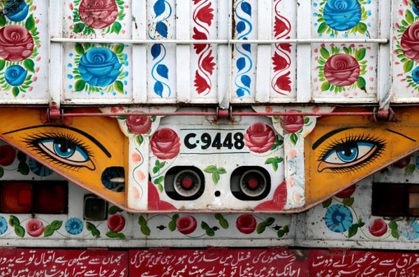 Karya seni yang bisa kita lihat di dekorasi truk di Taxila, Pakistan. Hampir tiap kota di pakistan, para pemilik truk akan mengecat truk mereka (Caren Firouz/REUTERS)