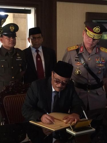 Djarot berpesan agar warga Jakarta meneladani jasa-jasa para pahlawan.