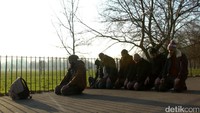 Speakers Corner dimulai pada pukul 13.00 hingga menjelang magrib. Mereka pun tak melewatkan waktu salat. Salat bisa dilakukan di mana saja dan menjadi salah satu cara syiar bagaimana muslim beribadah. Irfan Padli/TRANS7.