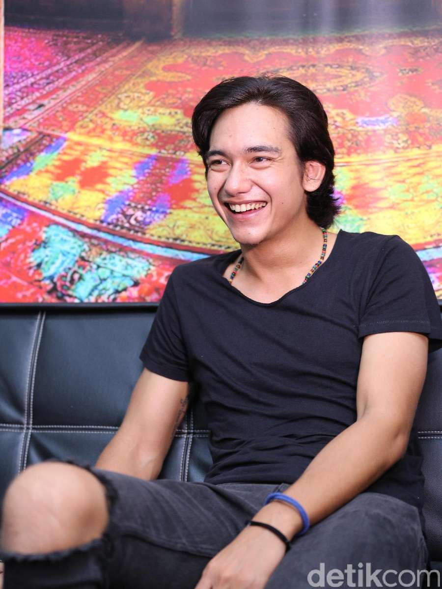 Lihat Senyuman Adipati Dolken Nggak Bikin Batal Puasa Kok