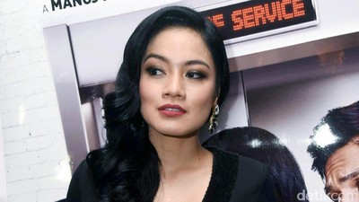 Gorgeous Wavy Hair, Titi Kamal Tampil Menawan